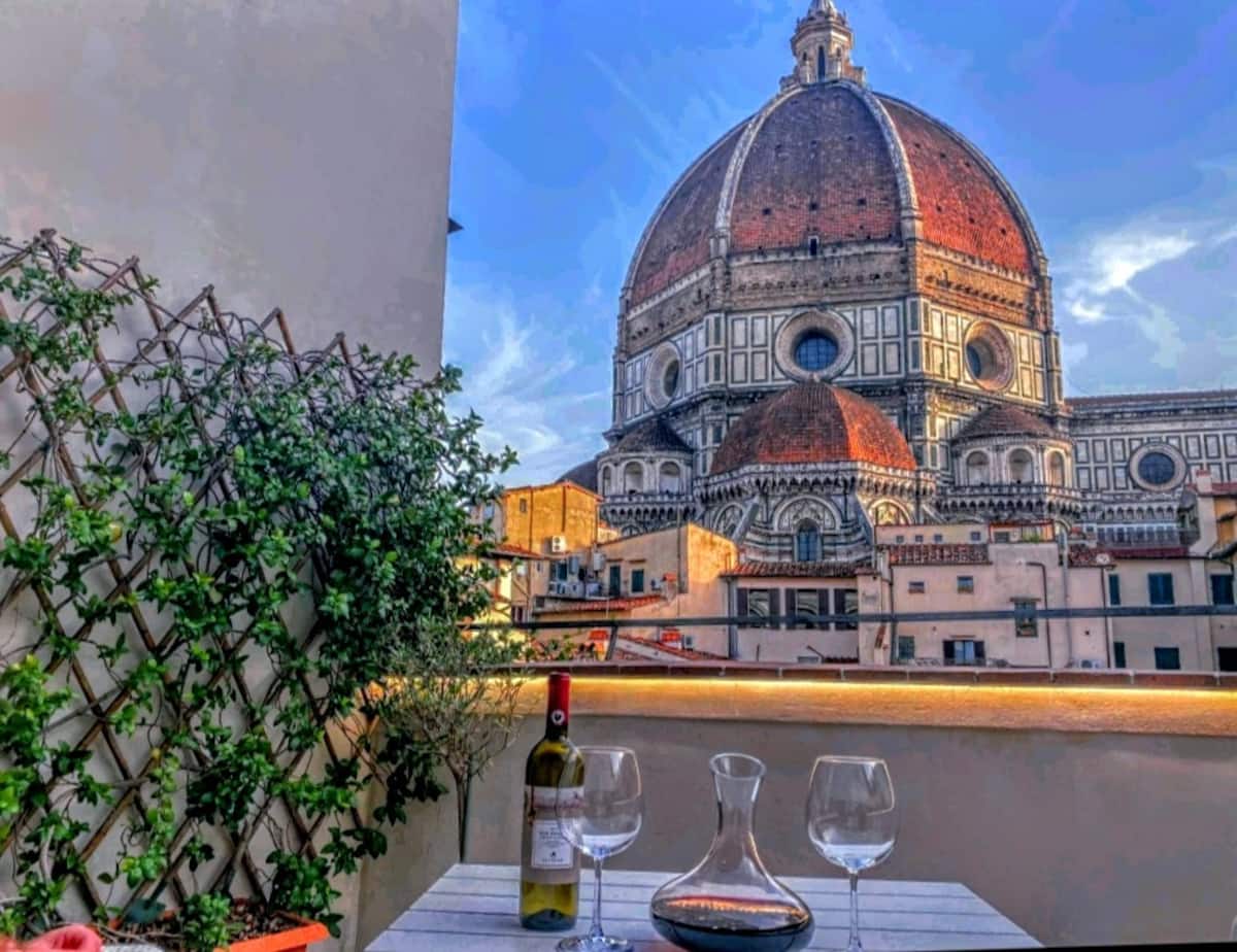 Il nome della camera è "Attico con terrazza panoramica"