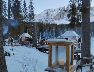 lago di carezza in inverno mercatini
